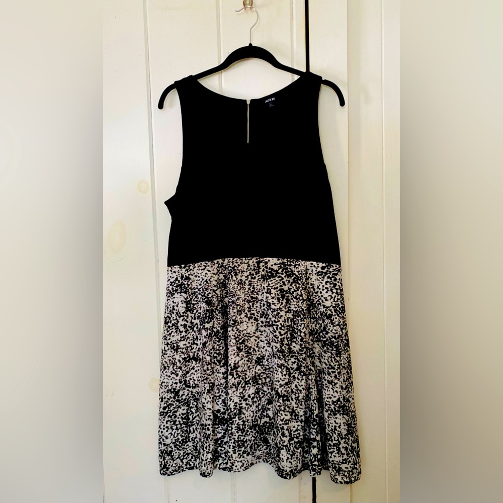 Apt 9 sleeveless easy summer dress. Skirt is lined, exposed zipper in back.